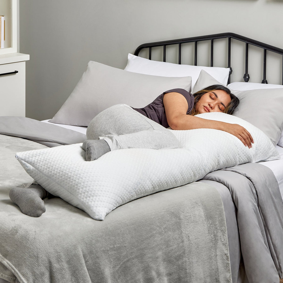 Bed Pillow, Body, Hypoallergenic Comfort for Everyday Sleep and Guest Room Bedding, Designed for Sleeping, Reading and Bedroom Comfort image 2
