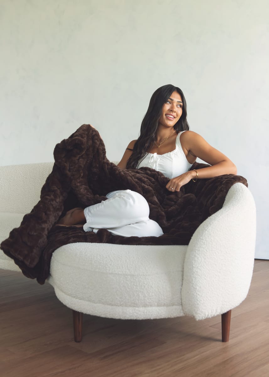 Cozy Throw Blanket, Hugs Lizi for Living Rooms, Bedrooms and Everyday Lounging, 5 Size Options image 2