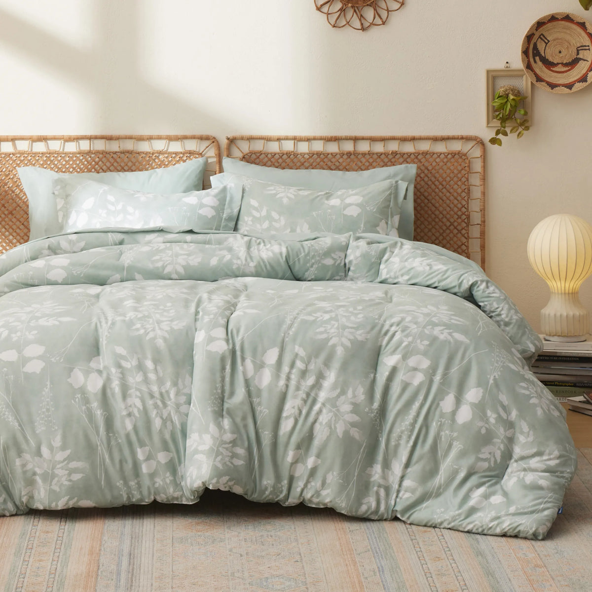 Bed Comforter, Elegant Floral Sets for Everyday Bedding and Comfortable Sleep, 4 Sizes and 15 Colors image 2