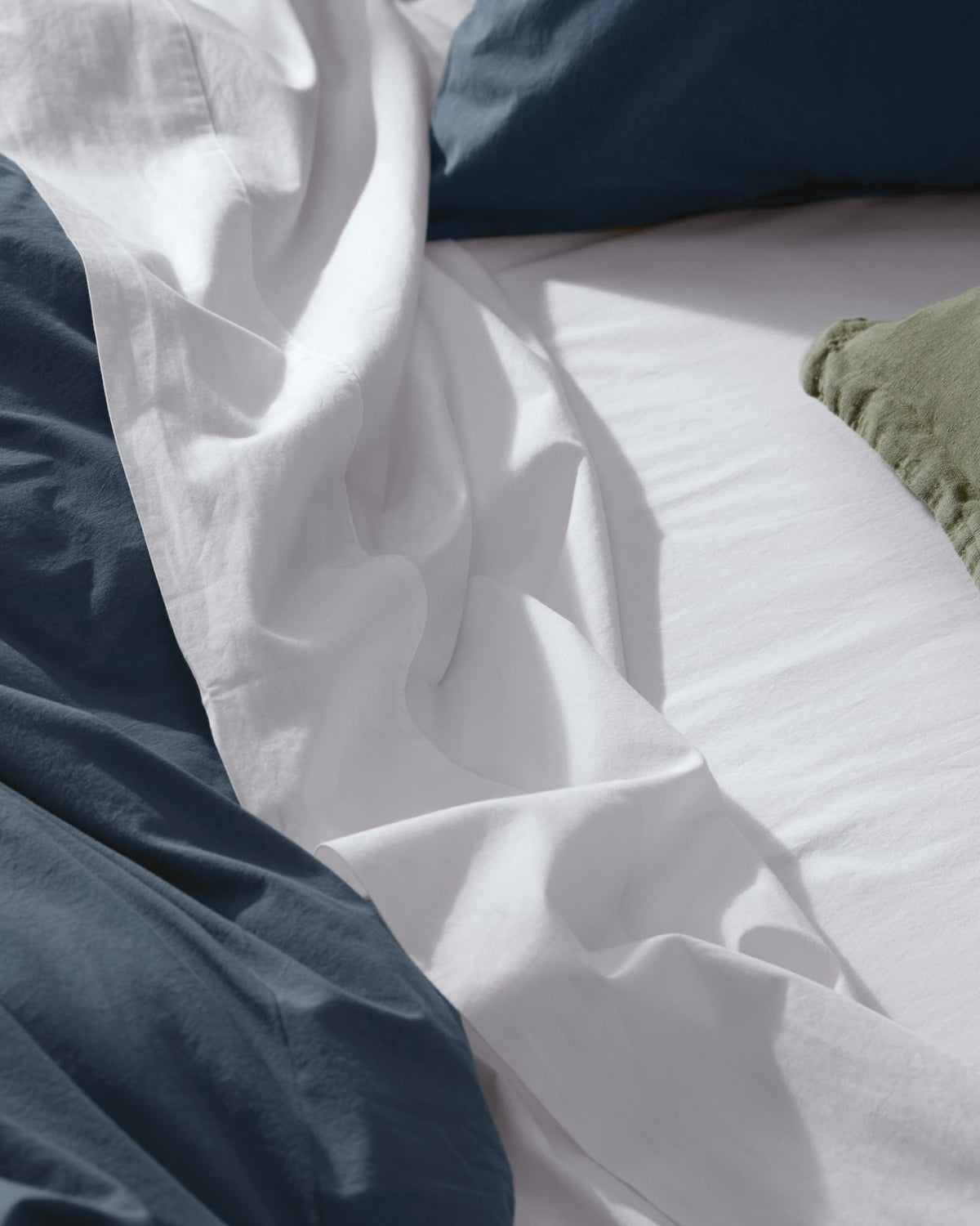 Fitted Sheet, Percale (White), Lightweight Design for Bedroom Comfort, Bed Layering and Everyday Sleep, 6 Size Options image 2