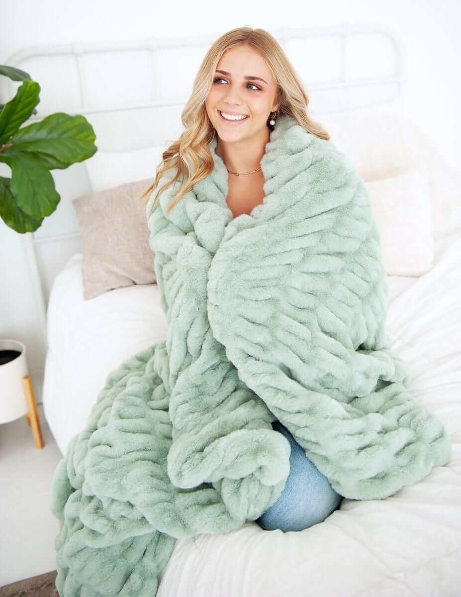 Cozy Throw Blanket, Hugs Mist for Sofas, Beds and Relaxing at Home, 5 Size Options, Designed for Everyday Home Use image 4