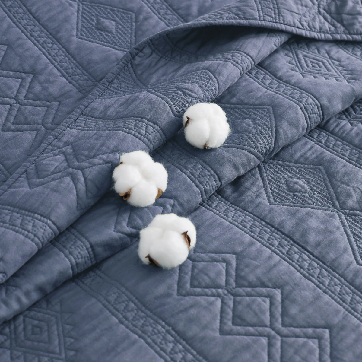 Cozy Throw Blanket, Voile Cotton Quilt Set, Lightweight Design, Breathable Construction for Sofas, Beds and Relaxing at Home image 4