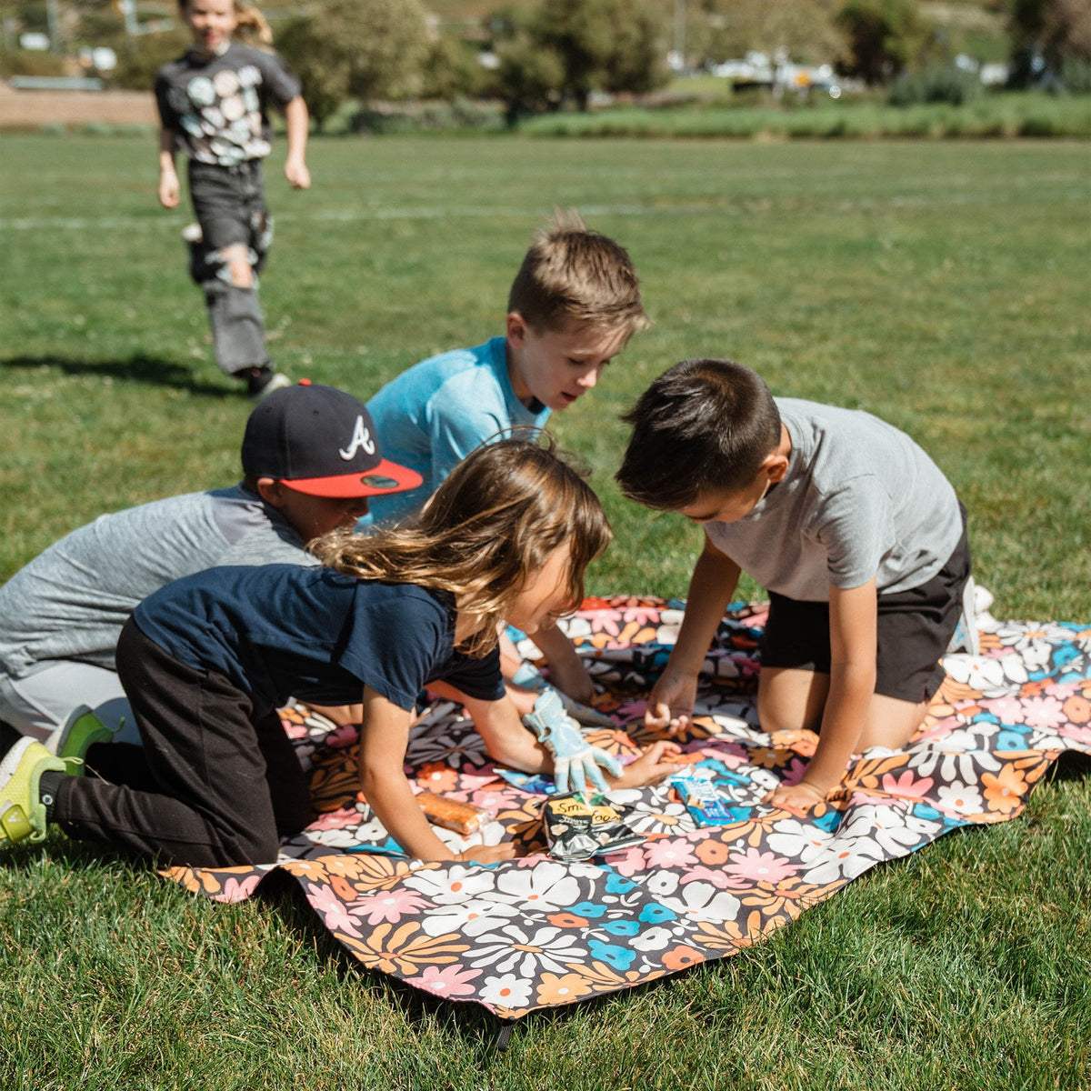 Cozy Throw Blanket, Festival : Hula Multi for Living Rooms, Bedrooms and Everyday Lounging image 5