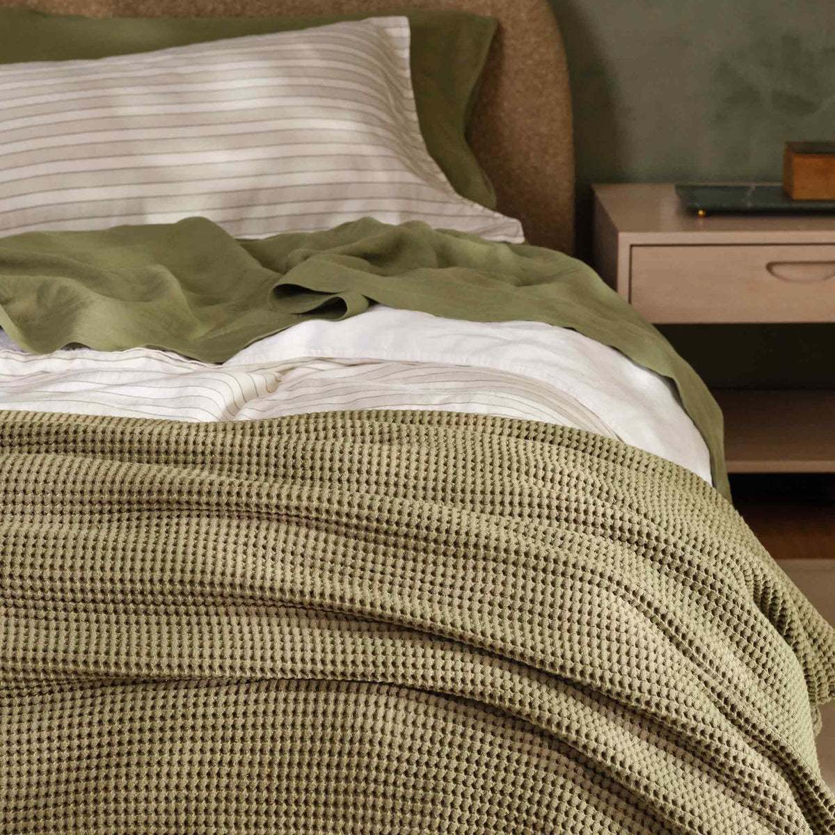 Cozy Throw Blanket, Dreamweave Waffle Bed Last Call, Cooling Comfort, Breathable Construction for Sofas, Beds and Relaxing at Home image 7