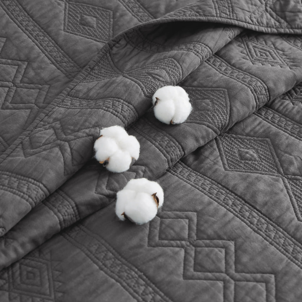 Cozy Throw Blanket, Voile Cotton Quilt Set, Lightweight Design, Breathable Construction for Sofas, Beds and Relaxing at Home image 8