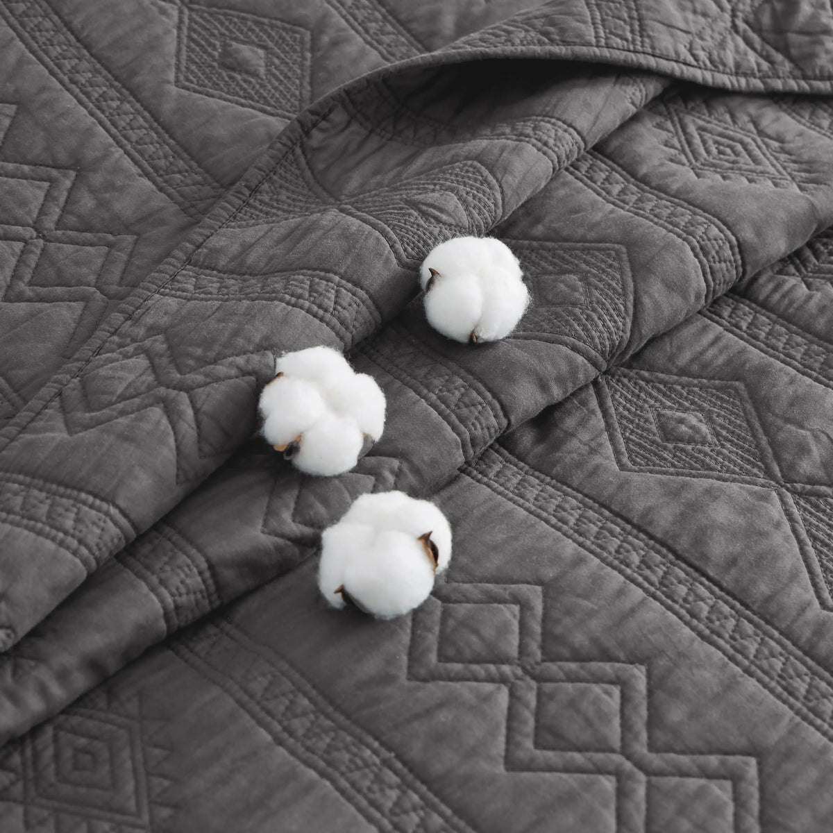 Cozy Throw Blanket, Voile Cotton Quilt Set, Lightweight Design, Breathable Construction for Sofas, Beds and Relaxing at Home image 8