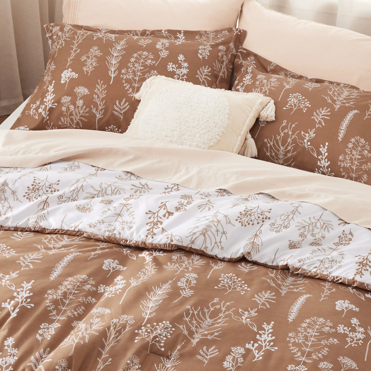 Down & Feather Comforter, Reversible Floral Print Set, Machine-Washable Care for Everyday Bedding and Comfortable Sleep image 27