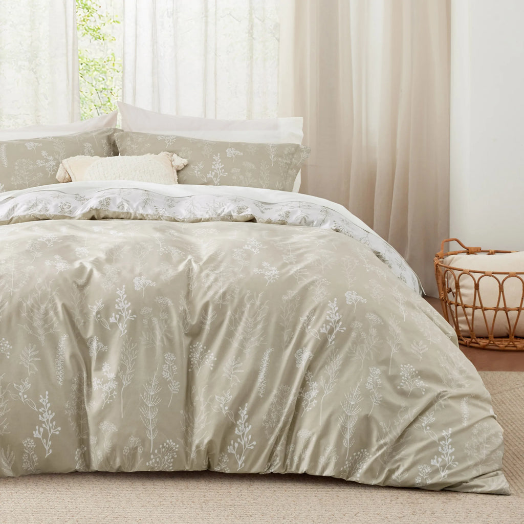 Down & Feather Comforter, Reversible Floral Print Set, Machine-Washable Care for Everyday Bedding and Comfortable Sleep image 38