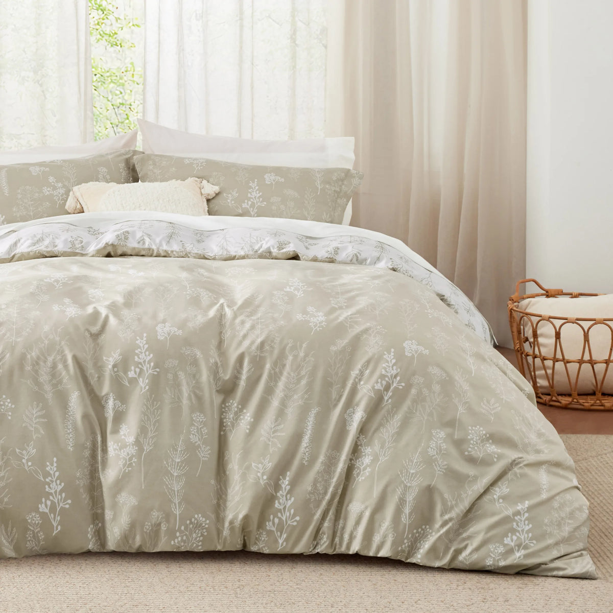 Down & Feather Comforter, Reversible Floral Print Set, Machine-Washable Care for Everyday Bedding and Comfortable Sleep image 38