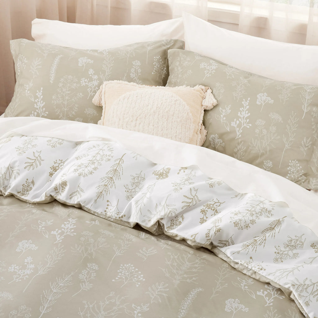 Down & Feather Comforter, Reversible Floral Print Set, Machine-Washable Care for Everyday Bedding and Comfortable Sleep image 39