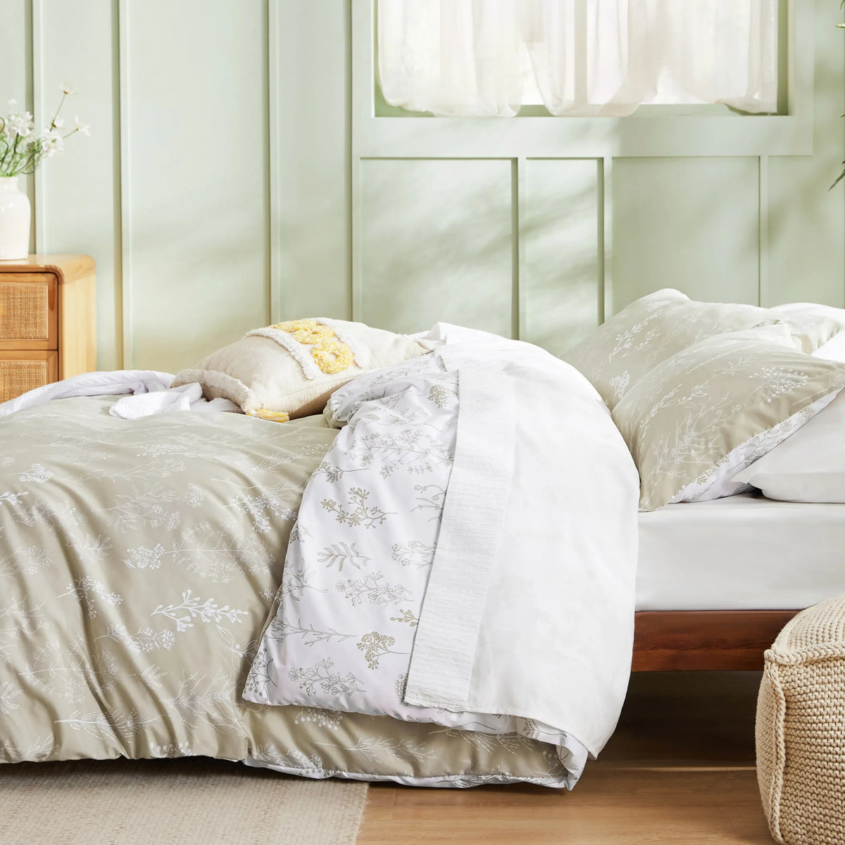 Down & Feather Comforter, Reversible Floral Print Set, Machine-Washable Care for Everyday Bedding and Comfortable Sleep image 42