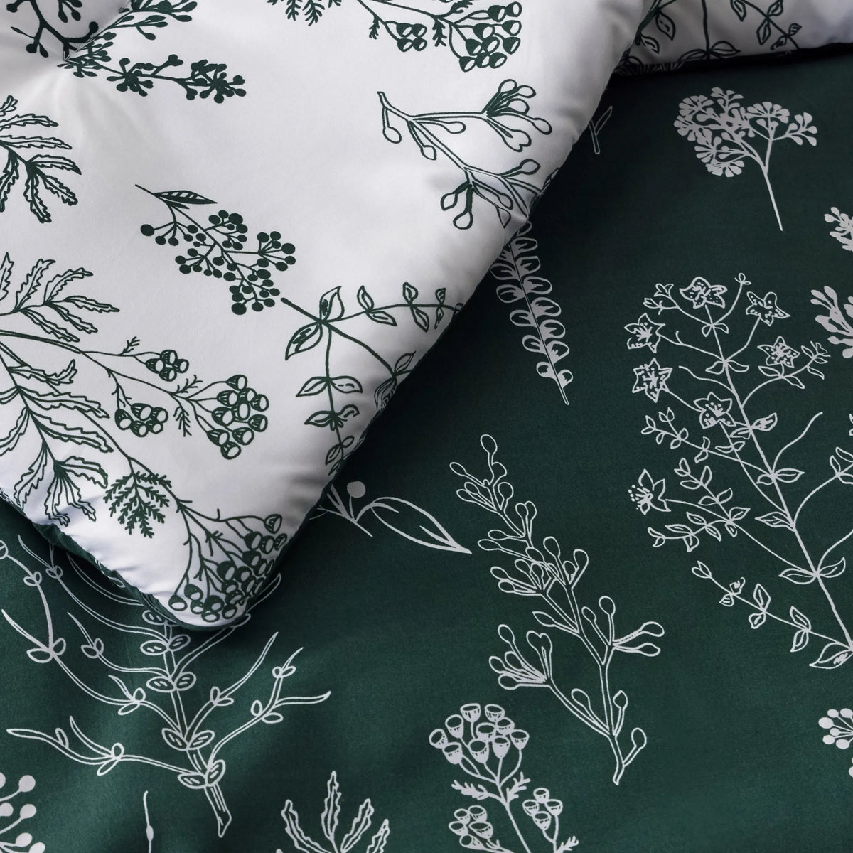 Down & Feather Comforter, Reversible Floral Print Set, Machine-Washable Care for Everyday Bedding and Comfortable Sleep image 46