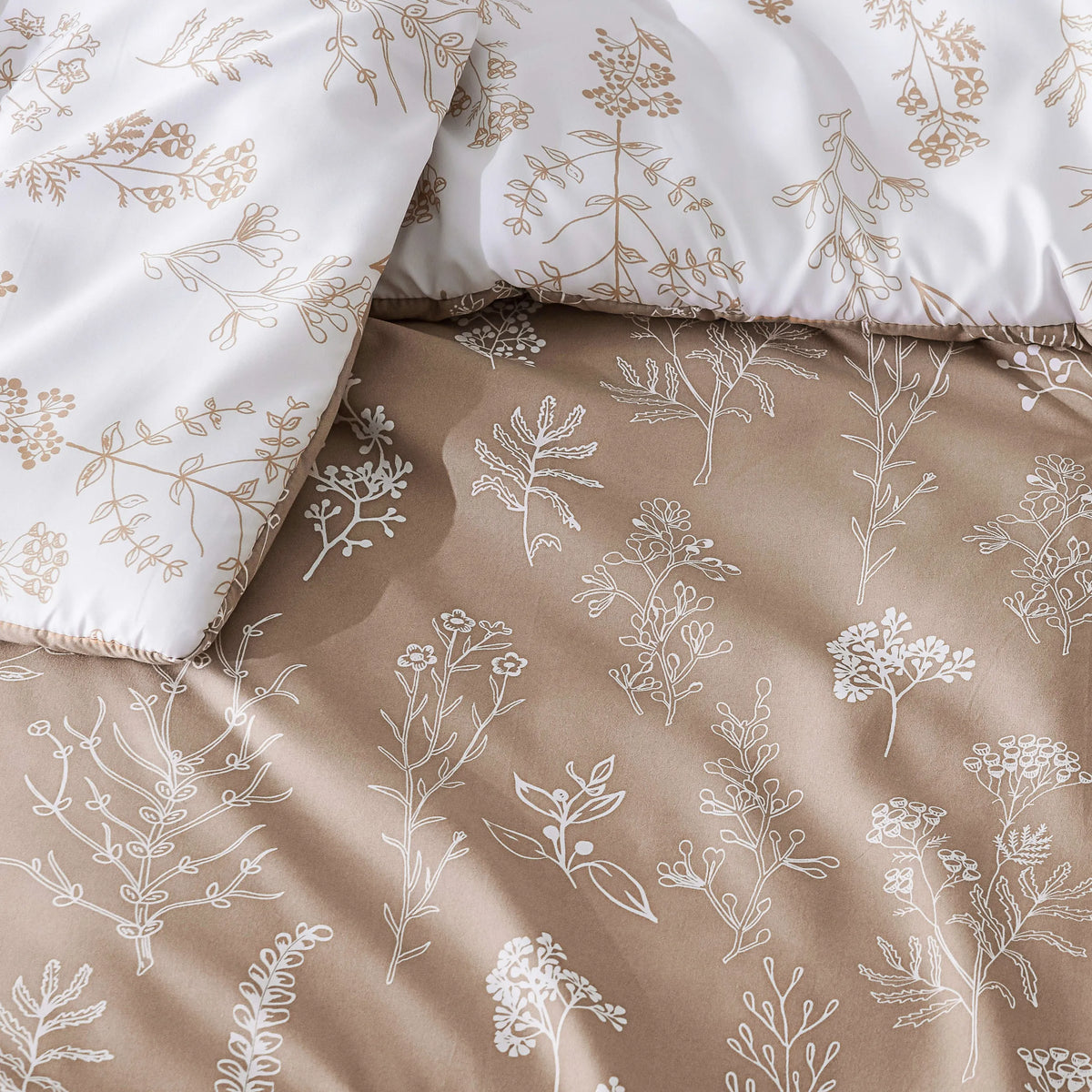 Down & Feather Comforter, Reversible Floral Print Set, Machine-Washable Care for Everyday Bedding and Comfortable Sleep image 52