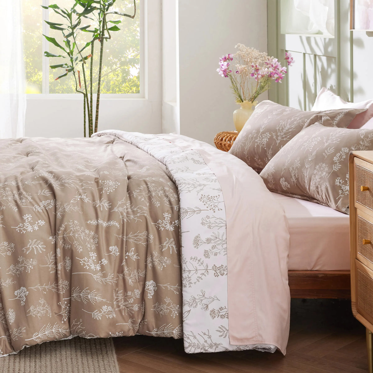 Down & Feather Comforter, Reversible Floral Print Set, Machine-Washable Care for Everyday Bedding and Comfortable Sleep image 54