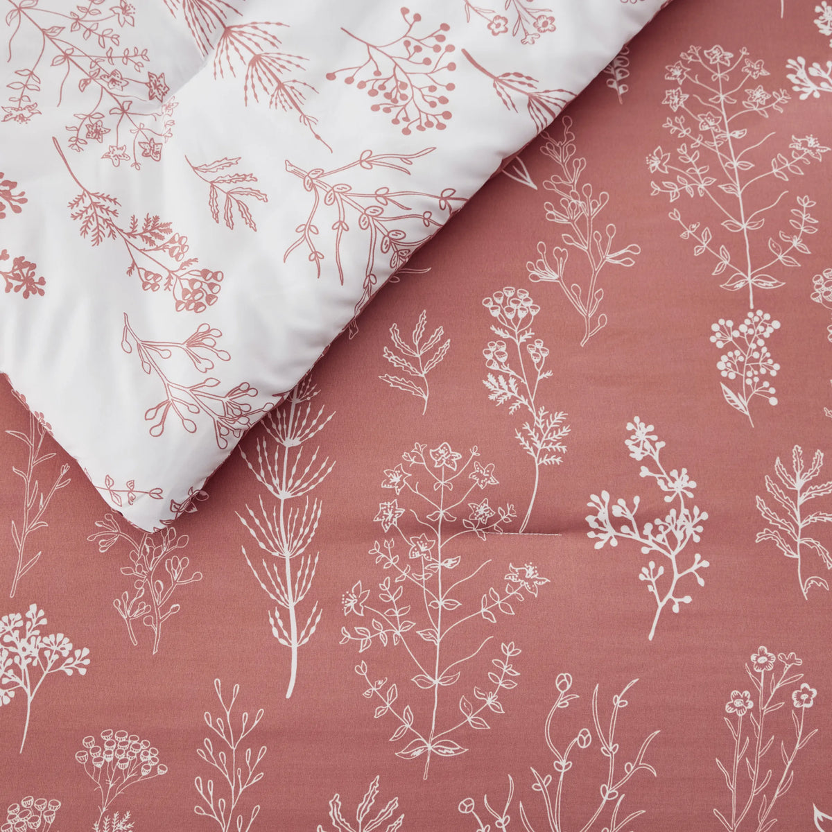 Down & Feather Comforter, Reversible Floral Print Set, Machine-Washable Care for Everyday Bedding and Comfortable Sleep image 70