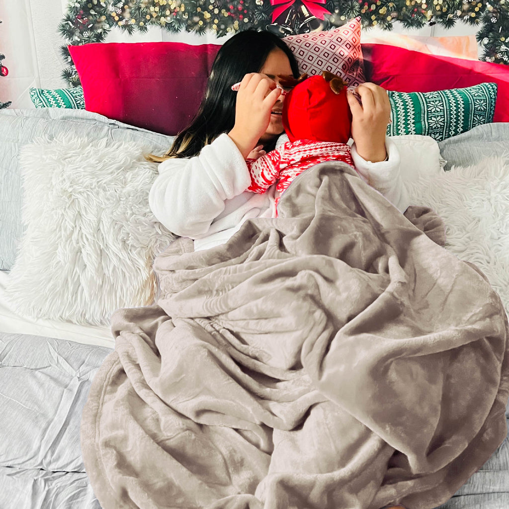 Cozy Throw Blanket, Flannel Fleece 300gsm, Lightweight Design for Living Rooms, Bedrooms and Everyday Lounging, 4 Sizes and 29 Colors image 188