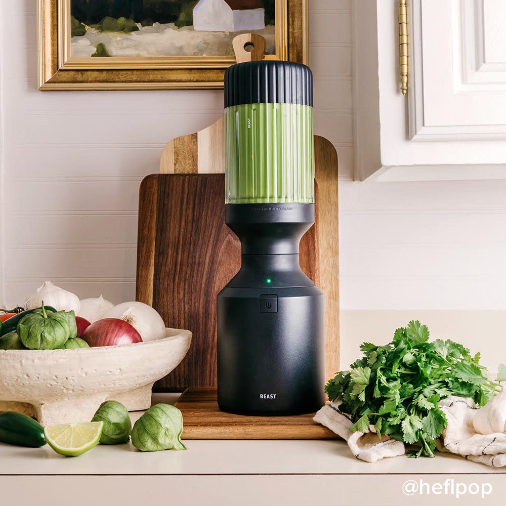 Personal Blender, Refurbished, 1000-Watt Motor, 120V and 750 mL Blending Capacity for Smoothies, Sauces and Home Food Preparation image 11